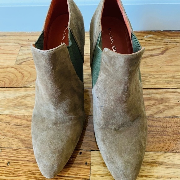 Via Spiga taupe suede ankle bootie with green fabric detail. 4.5 “ heel. Size 8. - Picture 3 of 10